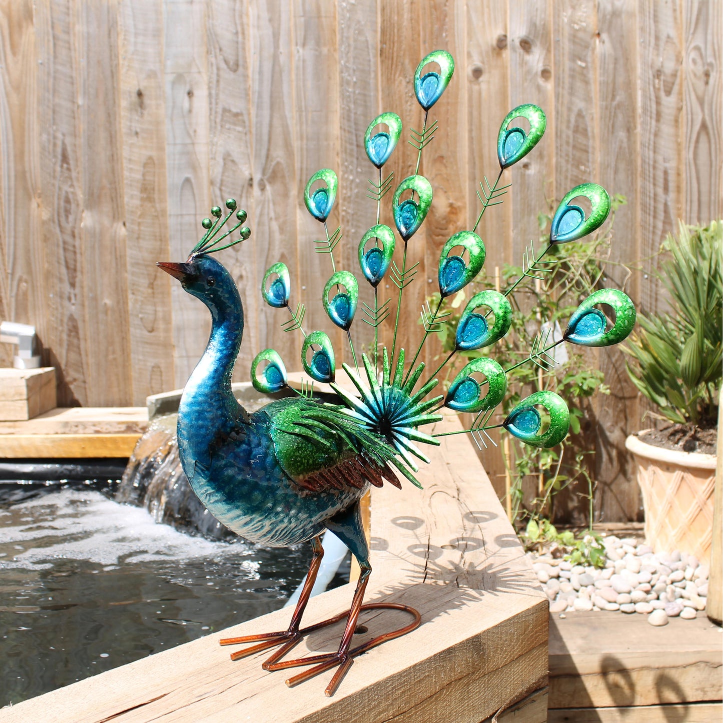 Vibrant Fantail Peacock ⸱ kovová socha pestrofarebného páva