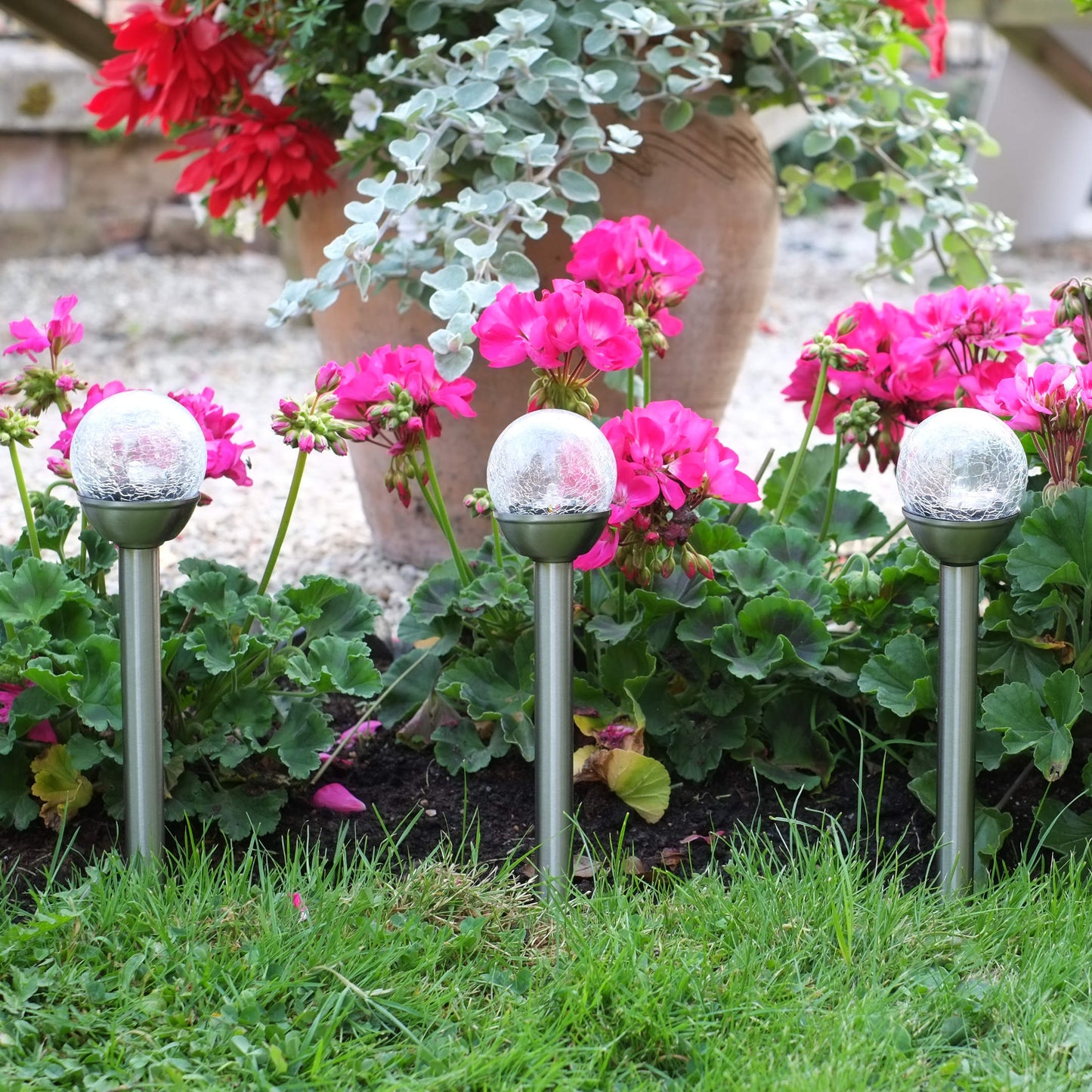Kvetinový záhon so solárnymi svietidlami Glob Orl od Smart Solar