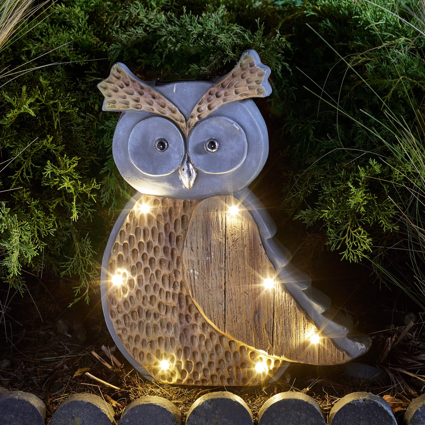 Woodstone Owl ⸱ záhradná figúrka sovy so solárnym svetlom