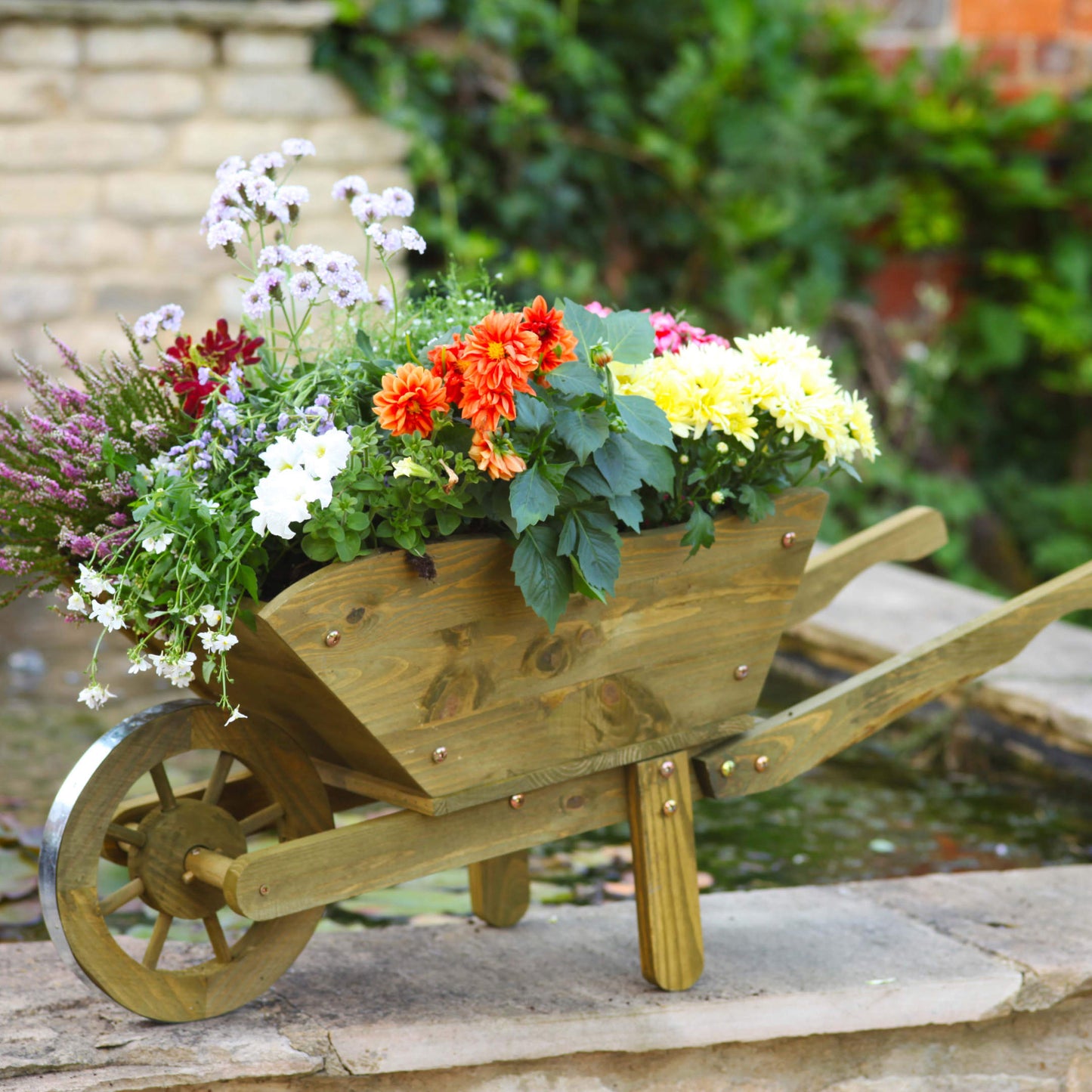 Woodland Wheelbarrow XL ⸱ drevený fúrik (kvetináč)