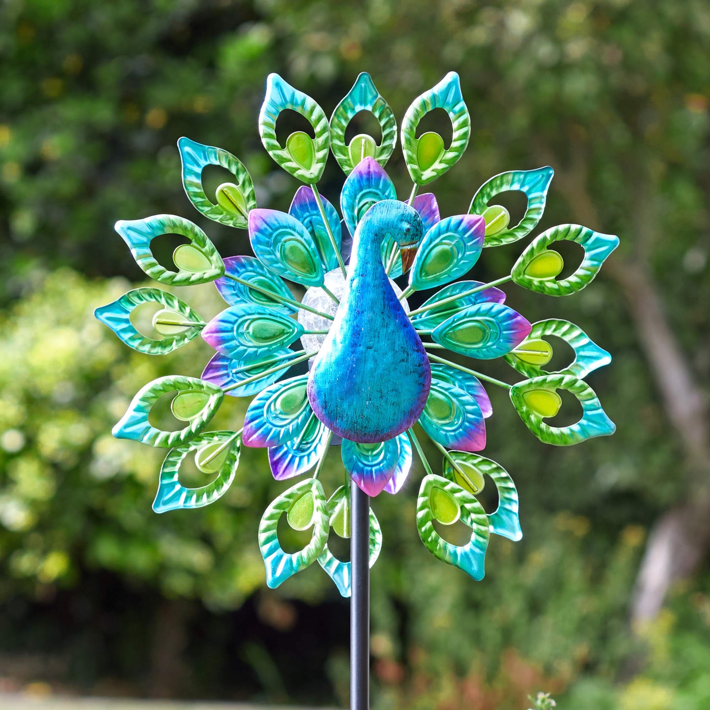 Peacock ⸱ veterník so solárnym svetlom