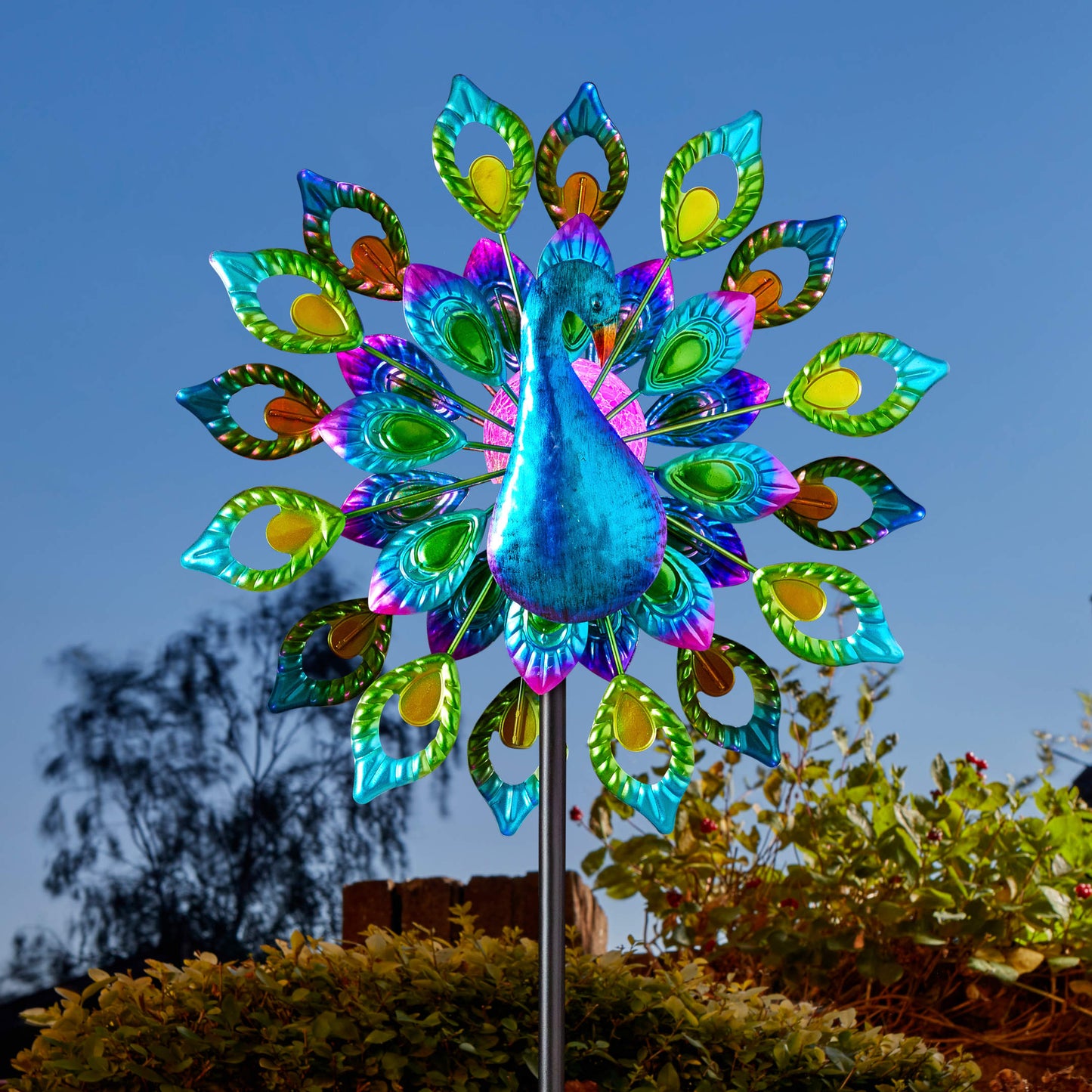 Peacock ⸱ veterník so solárnym svetlom
