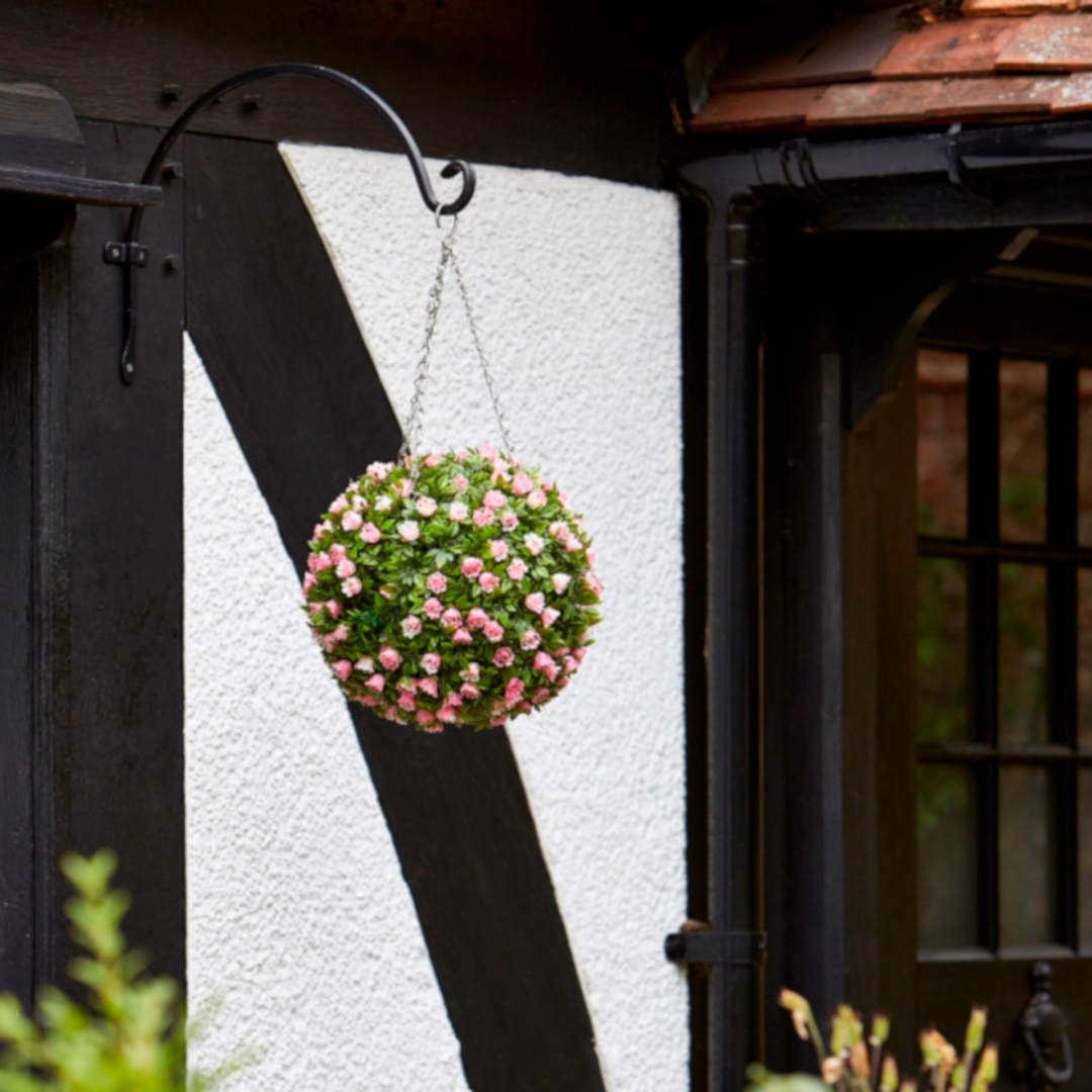 Topiary Pink Rose Ball ⸱ závesná guľa z umelej ruže s ružovými kvetmi