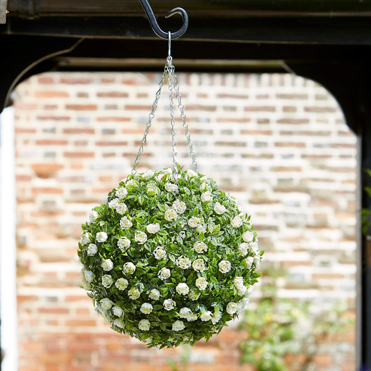 Topiary White Rose Ball ⸱ závesná guľa z umelej ruže s bielymi kvetmi