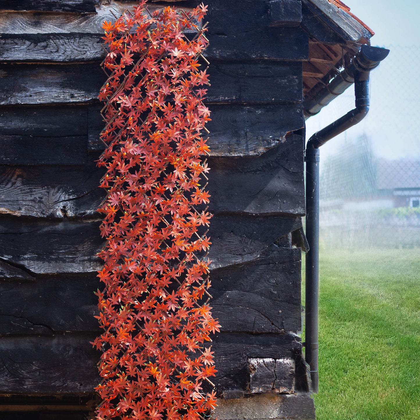 Red Acer Leaf Willow Trellis ⸱ dekoračná mreža z umelými listami červeného javora