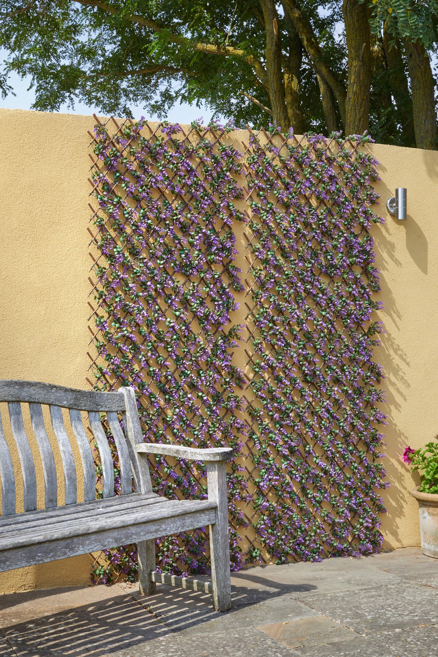 Vivid Violet Trellis ⸱ dekoračná mreža z umelými fialovými kvietkami