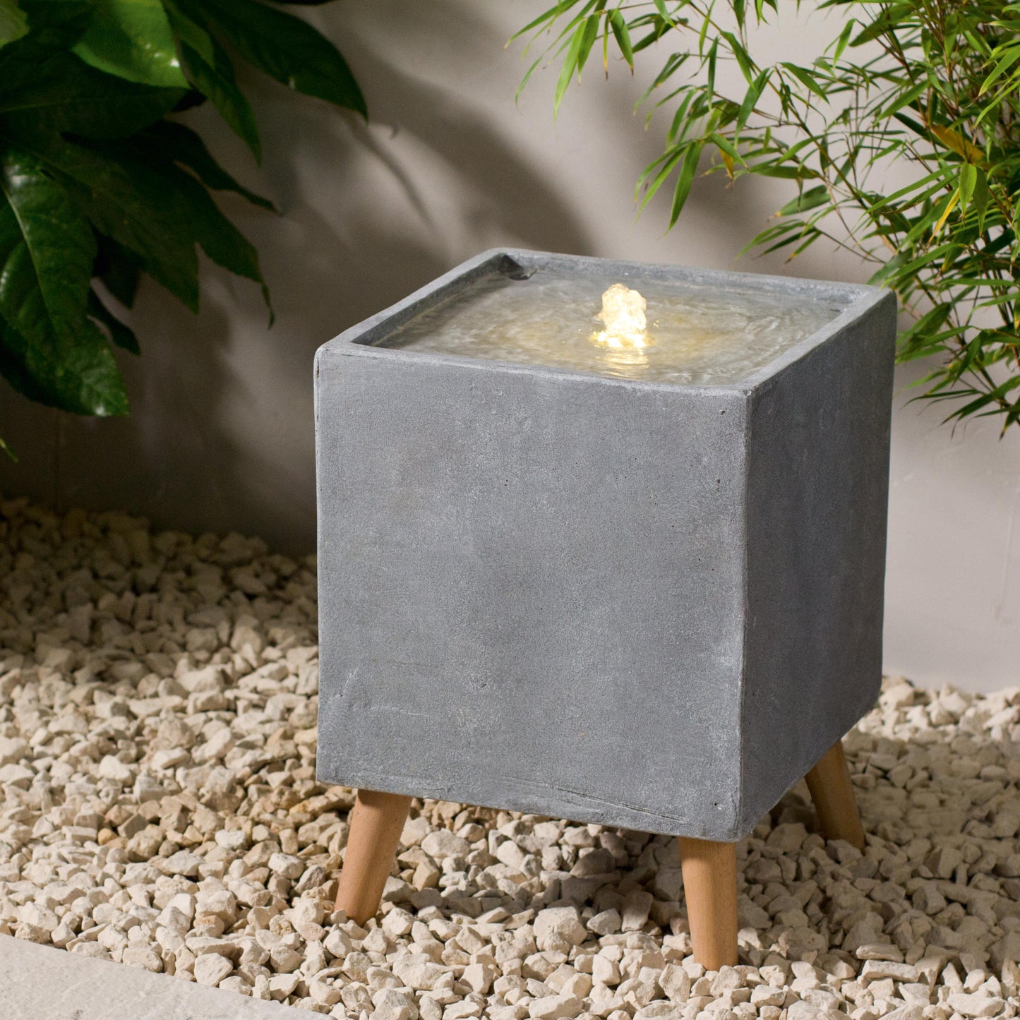 Na terase umiestnená moderná dekoračná fontána s LED osvetlením Square Contemporary Water Feature od The Outdoor Living Company