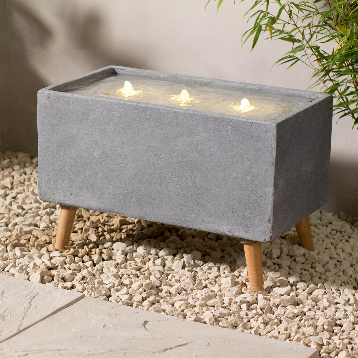 Na terase umiestnená moderná dekoračná fontána s LED osvetlením Rectangular Contemporary Water Feature od The Outdoor Living Company