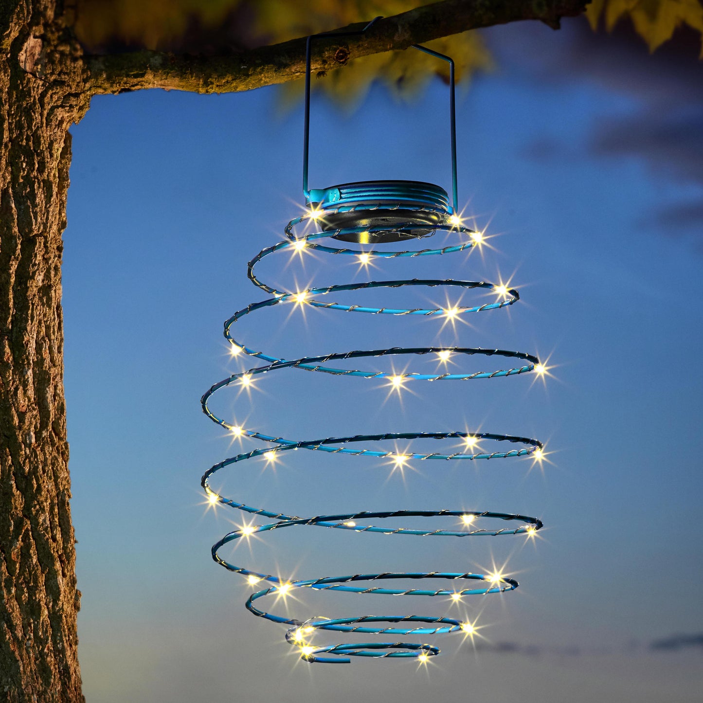 V záhrade svietiace dekoračné solárne svietidlo modrá svietiaca špirála Blue Solar Spiral Light od The Outdoor Living Company