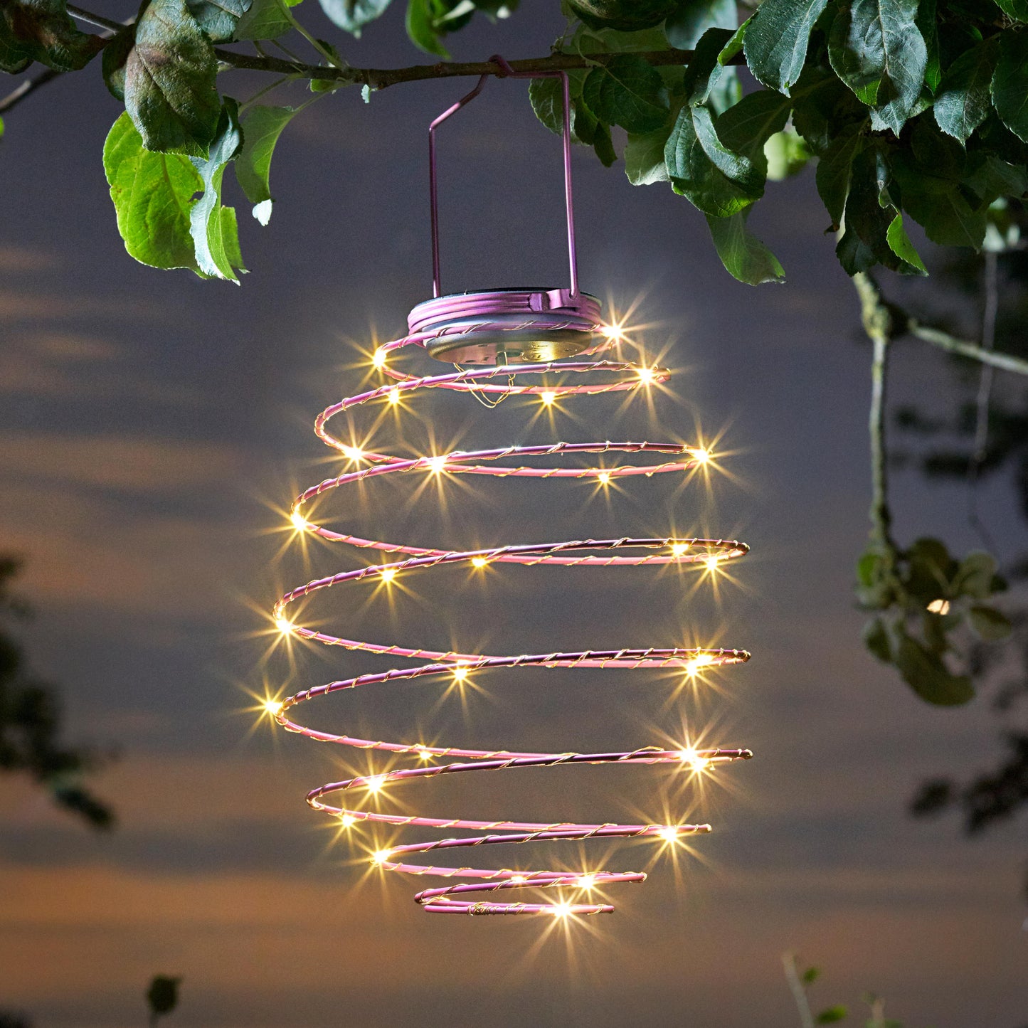 V záhrade svietiace dekoračné solárne svietidlo ružová svietiaca špirála Pink Solar Spiral Light od The Outdoor Living Company