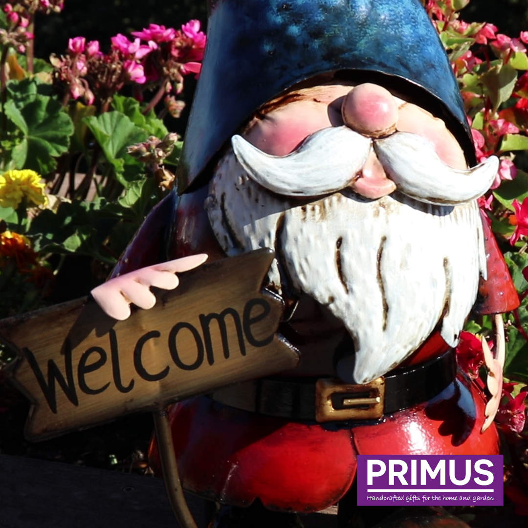 Welcoming Gnome ⸱ kovová soška trpaslíka s tabuľkou Welcome
