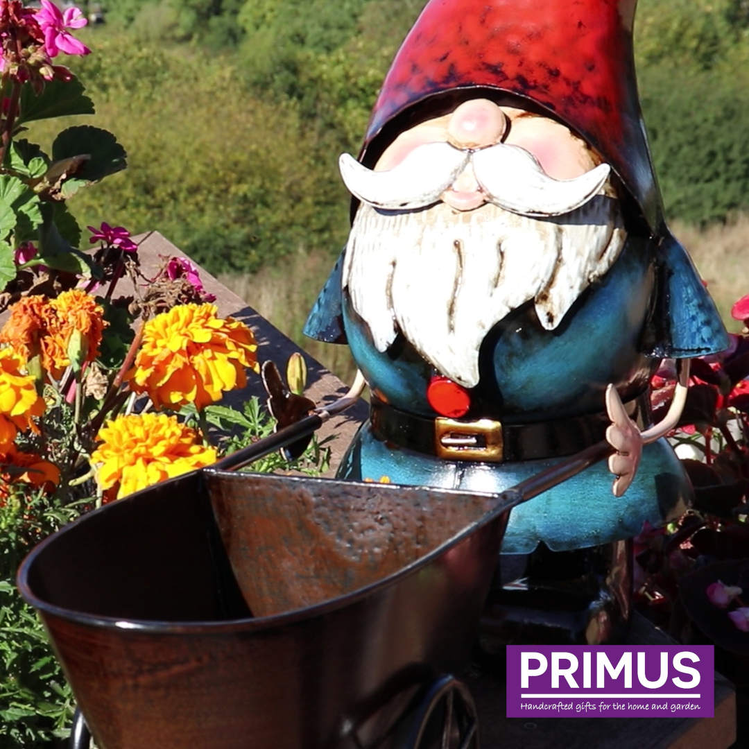 Gnome with Wheelbarrow ⸱ kovová soška trpaslíka s fúrikom