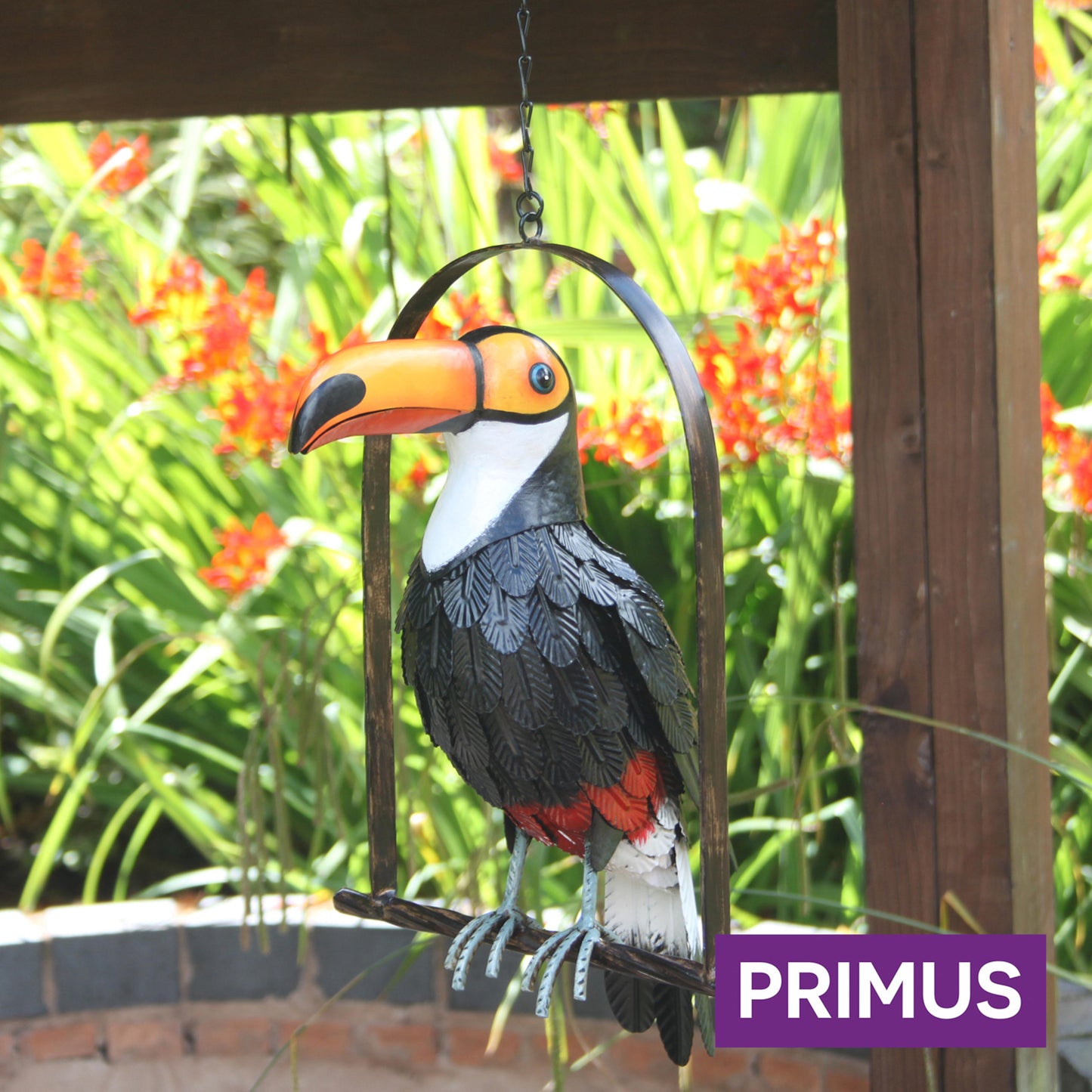 Toucan on Perch ⸱ kovová socha tukana na bidle