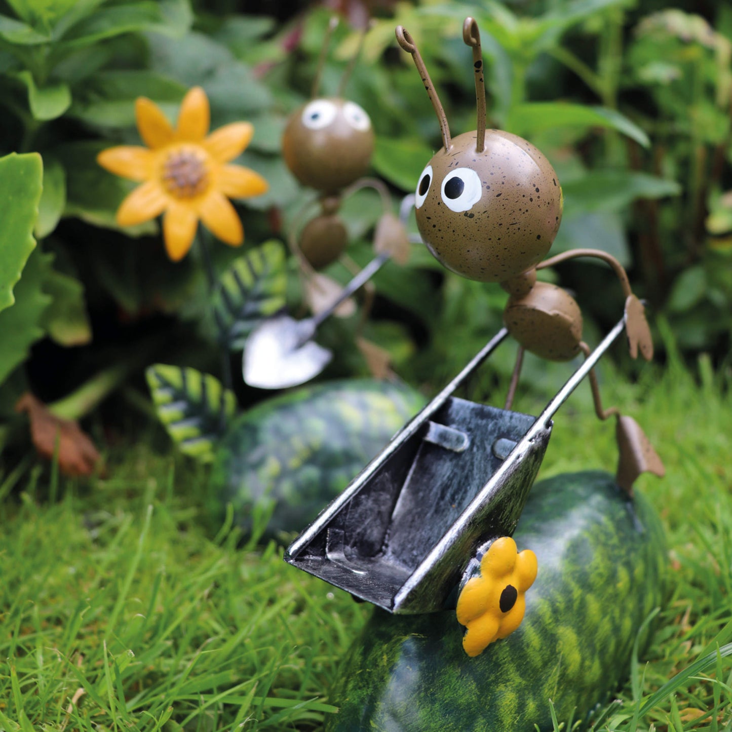 Ant Pushing Wheelbarrow ⸱ kovová miniatúra mravca