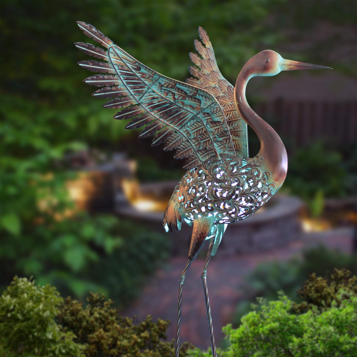 Ornate Winged Crane ⸱ kovová socha žeriava (solárna dekorácia)