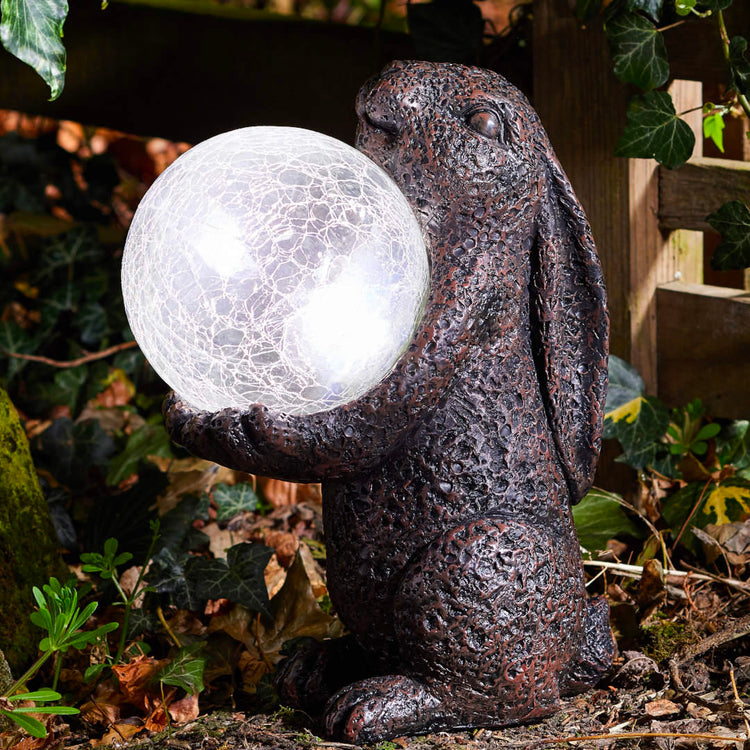 Solárna dekorácia do záhrady -zajac so sklenenou guľou Hare Magic od Smart Solar