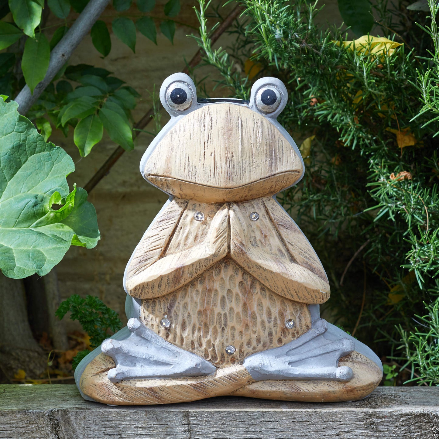 Woodstone Frog ⸱ záhradná figúrka žaby so solárnym svetlom