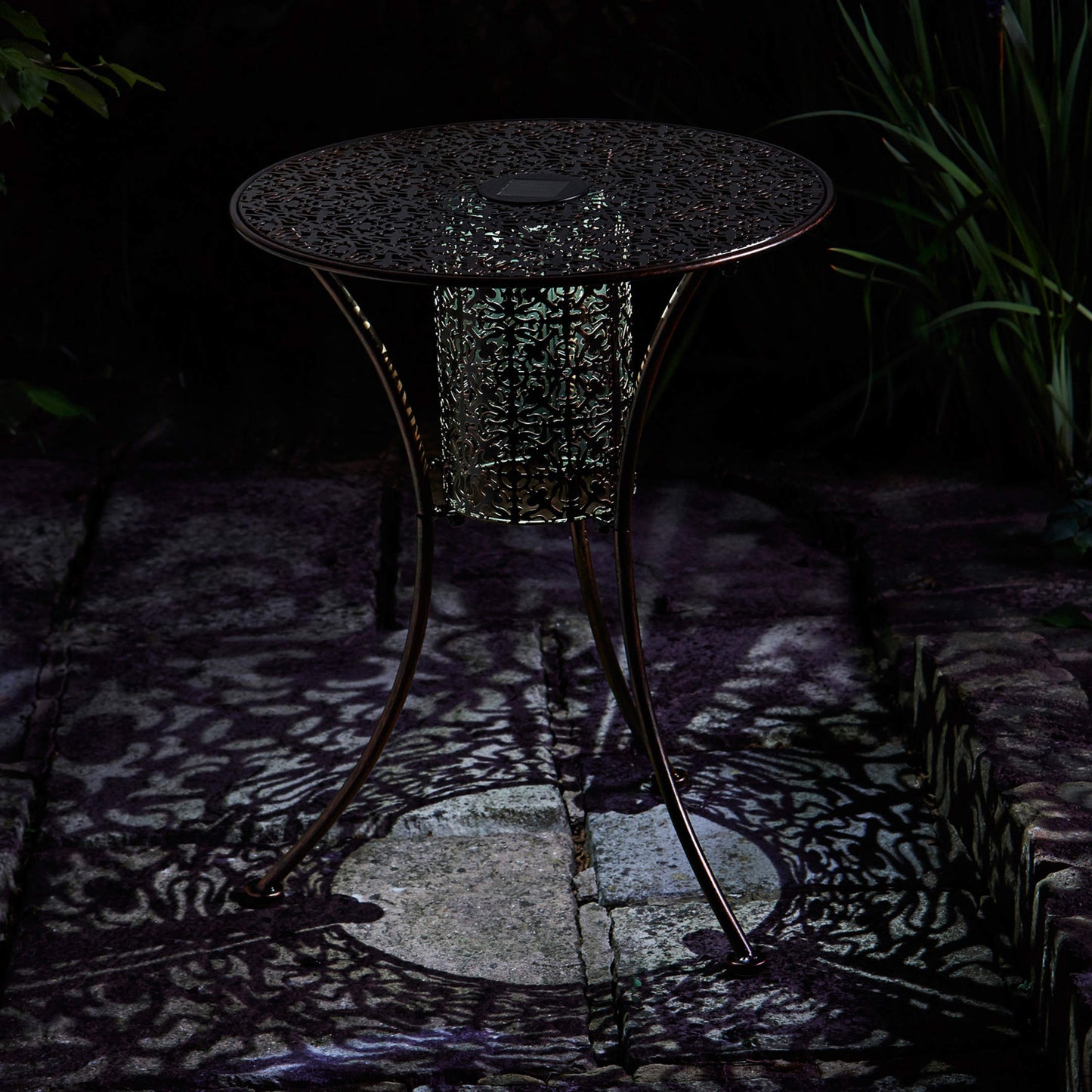 Illumina Silhouette Table ⸱ záhradný stolík so solárnym osvetlením