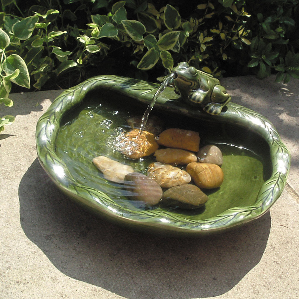 solárna fontánka žaba