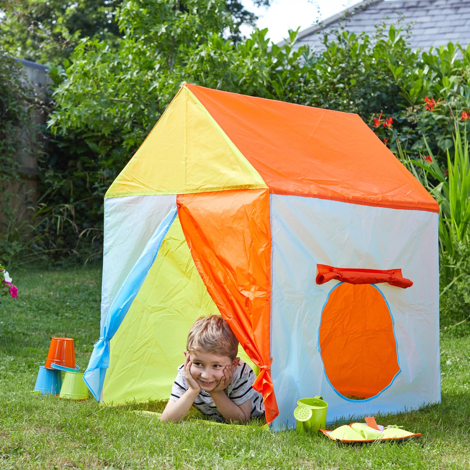 Pestrofarebný detský domček v záhrade Play House od Brier Kids