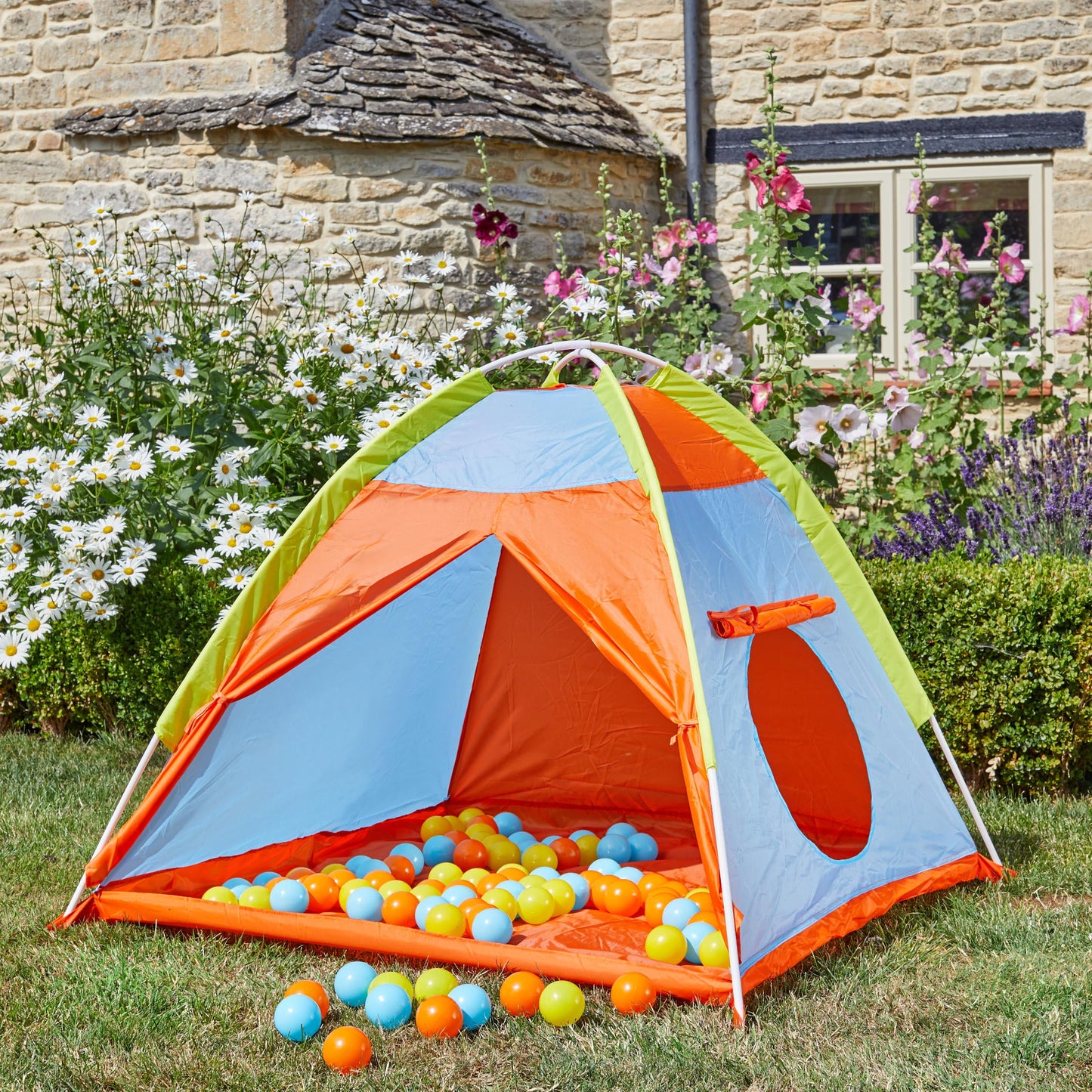 Pestrofarebný detský stan Play Tent so 100 loptičkami v záhrade