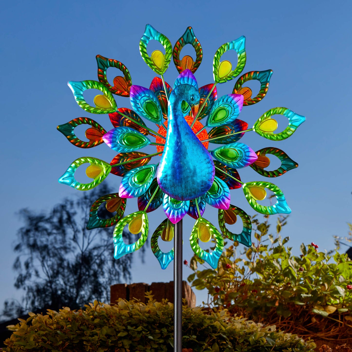 Peacock ⸱ veterník so solárnym svetlom