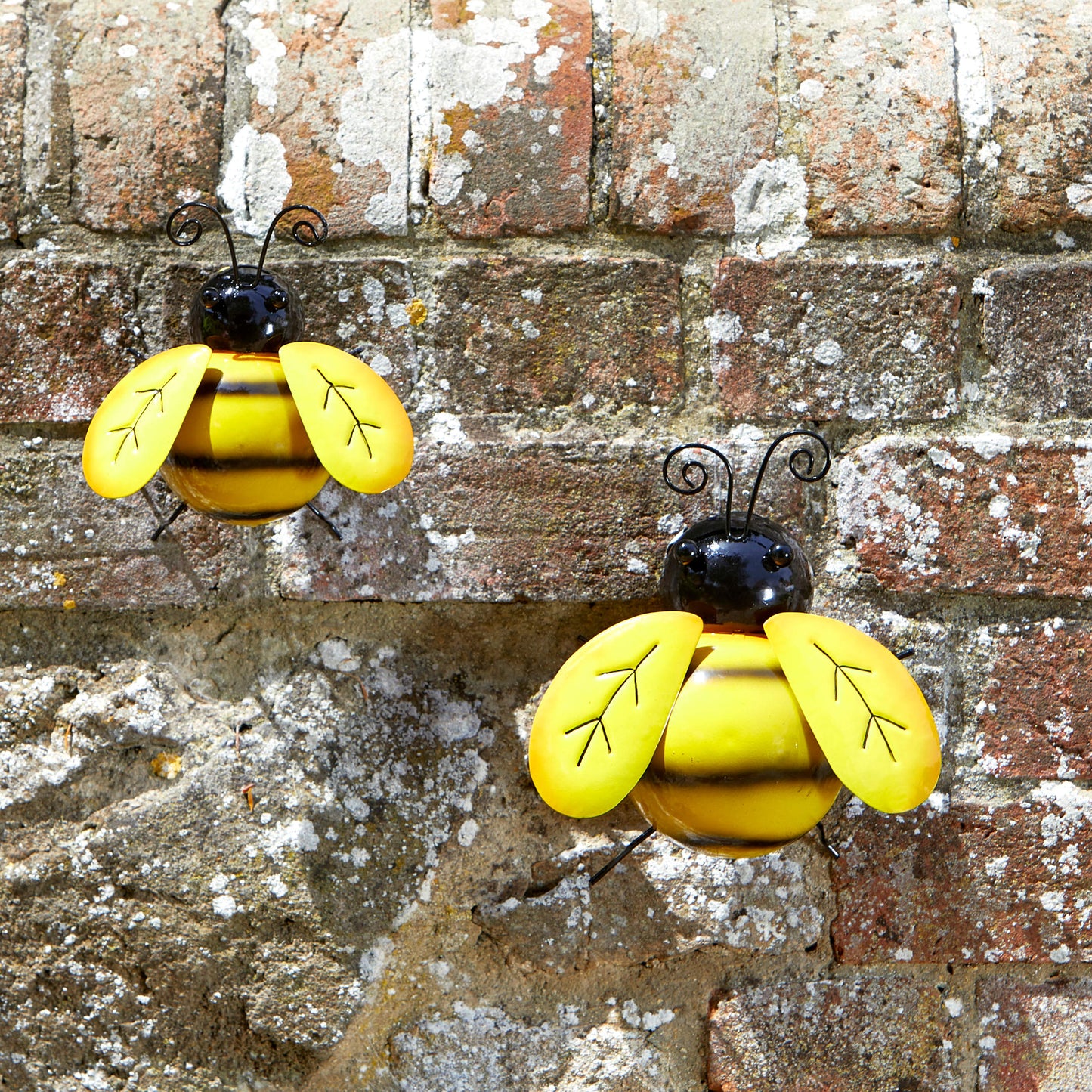 Decor Bee # včielka - nástenná dekorácia na stene v záhrade od Flamboya