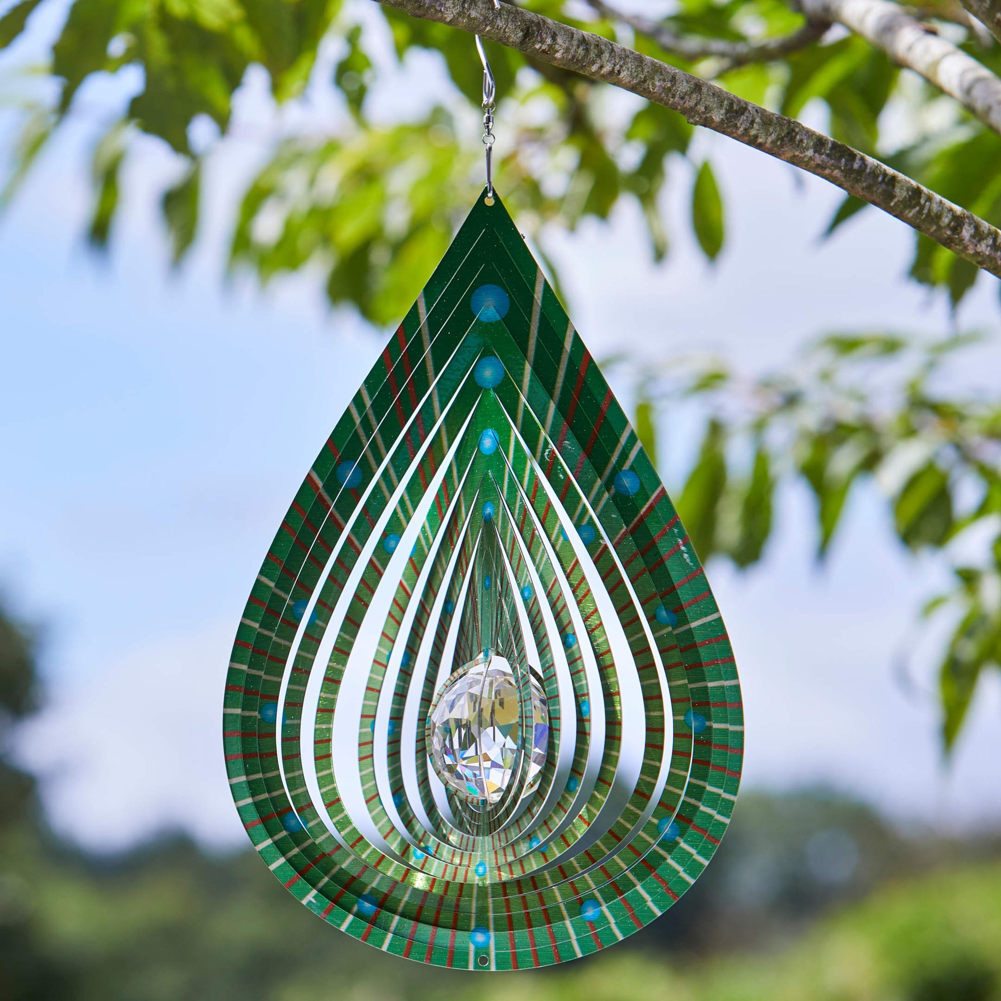 Crystal Teardrop Spinner Lime od Flamboya - jedinečný veterník zelenej, limetkovej farby v záhrade
