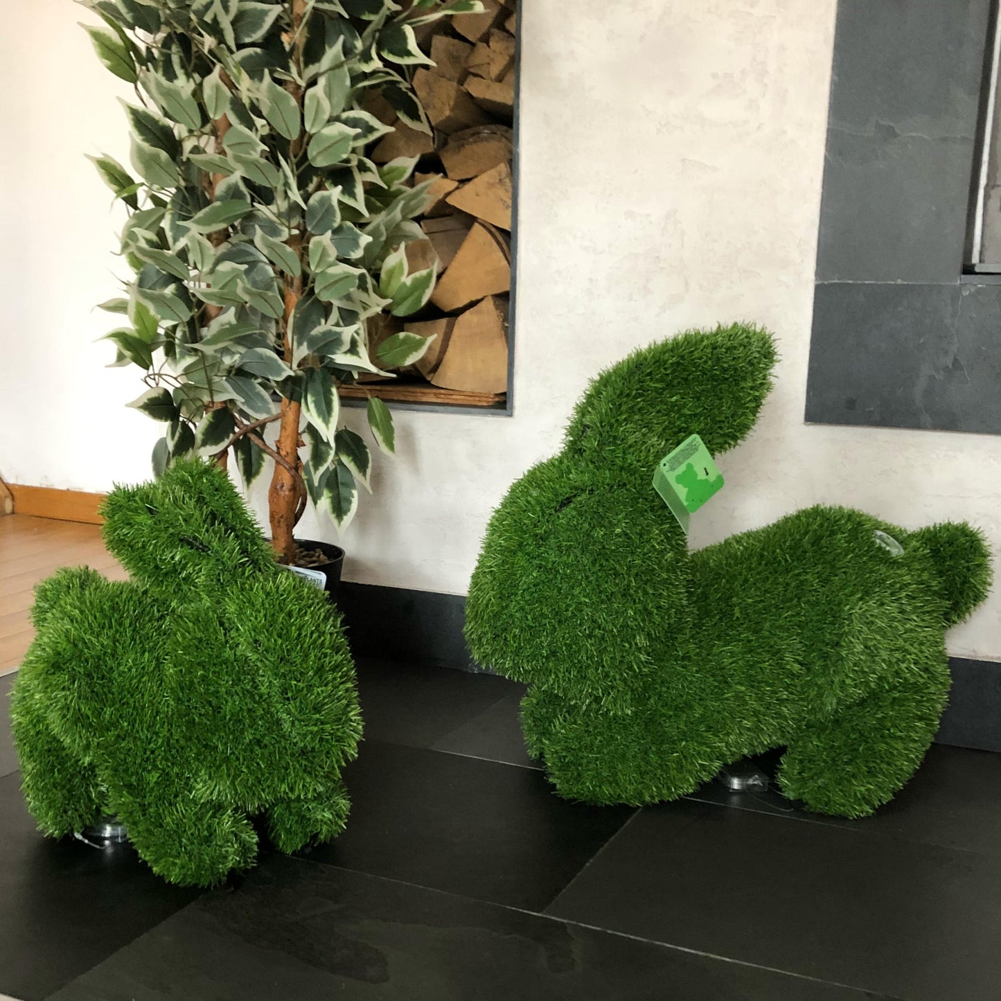 Hare ⸱ figúrka z umelej trávy