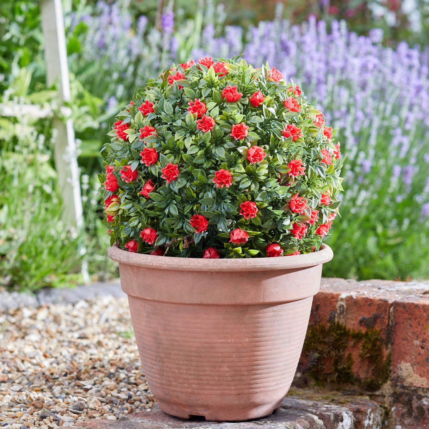 Topiary Red Rose Ball ⸱ závesná guľa z umelej ruže s červenými kvetmi