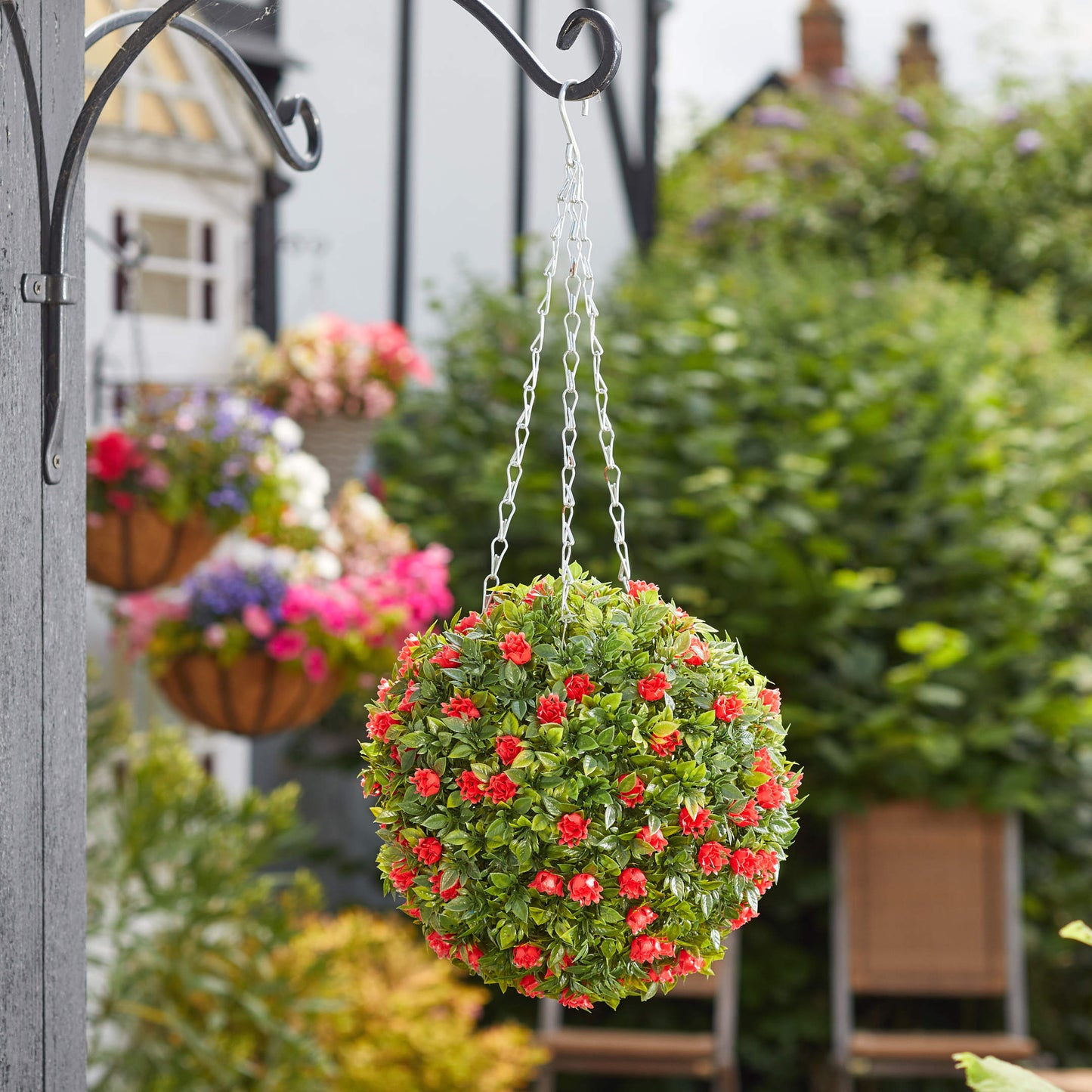 Topiary Red Rose Ball ⸱ závesná guľa z umelej ruže s červenými kvetmi