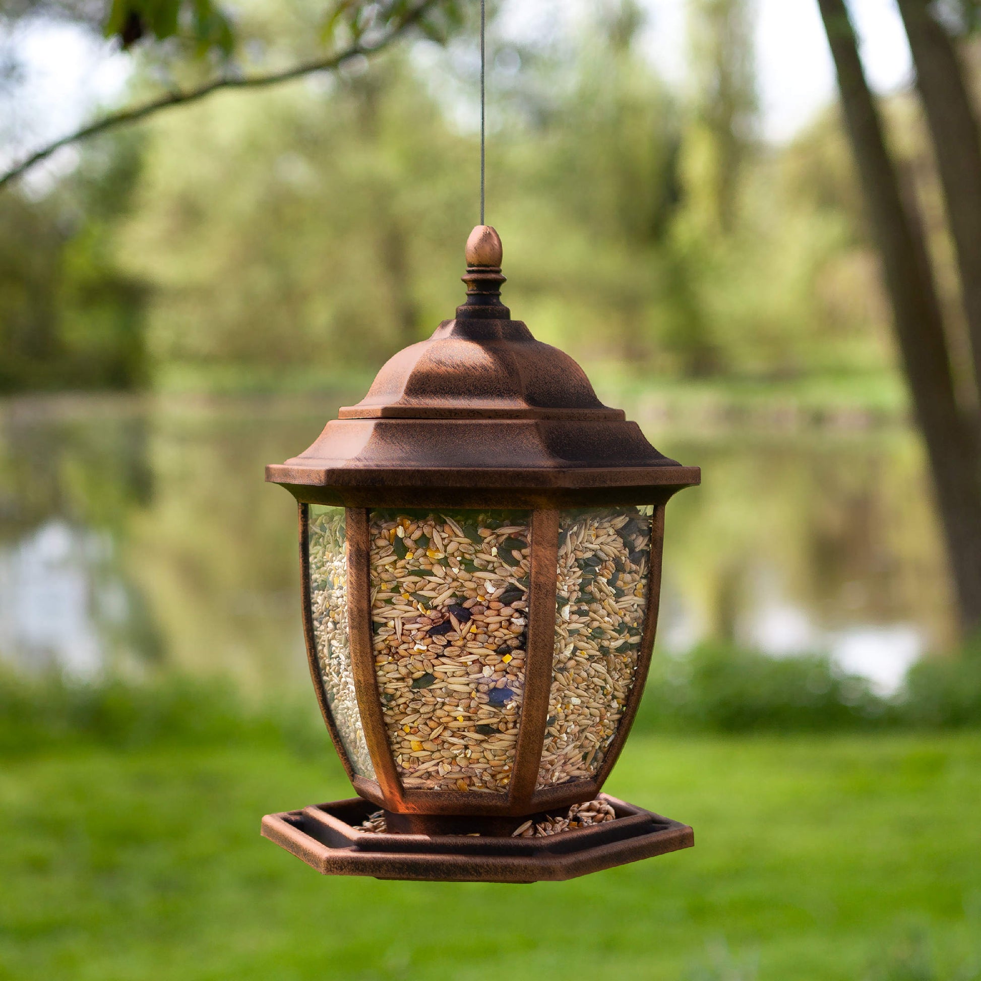 Lantern Seed Feeder - naplnené vtáčie krmítko v záhrade