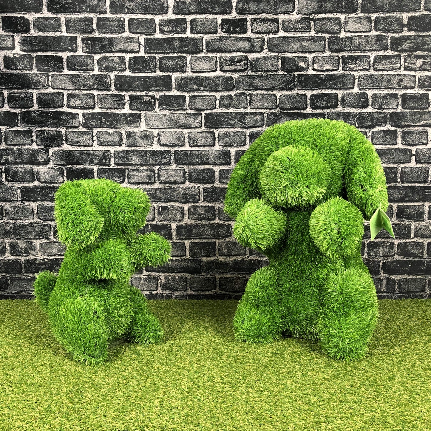 Sitting Dog ⸱ figúrka z umelej trávy