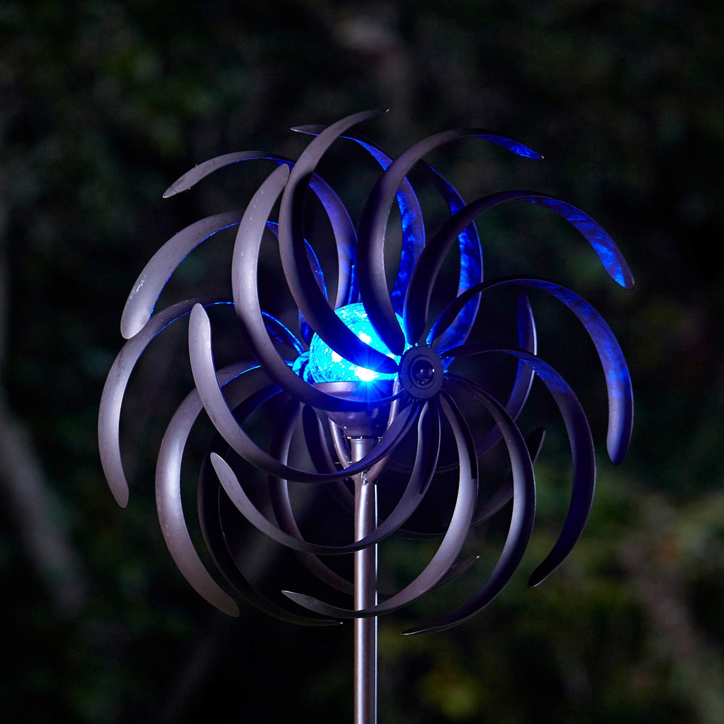 Spiro ⸱ veterník so solárnym svetlom
