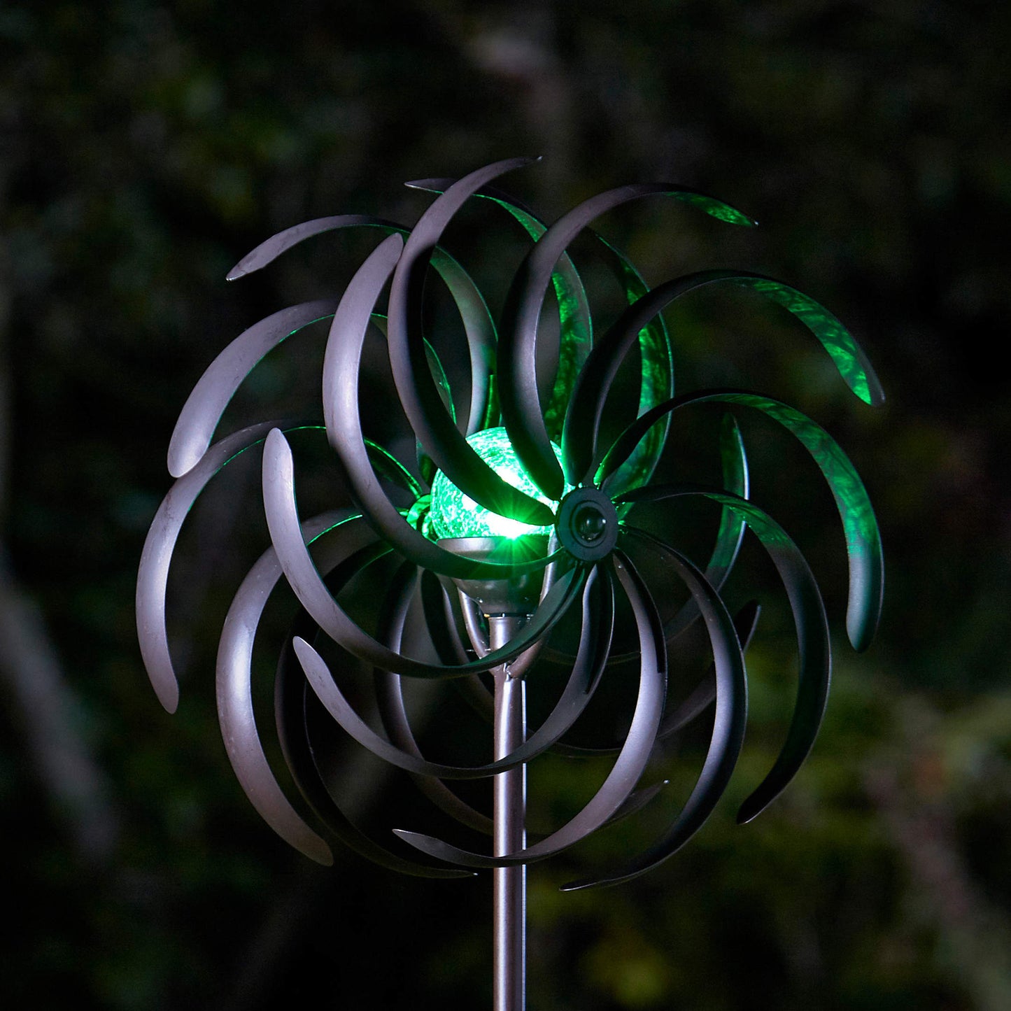 Spiro ⸱ veterník so solárnym svetlom